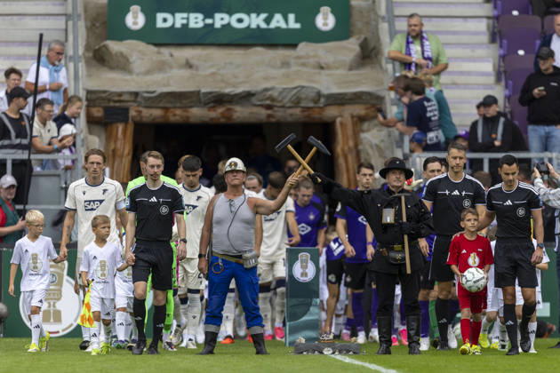 GER, Aue, Fussball, DFB-Pokal, 1. Hauptrunde, FC Erzgebirge Aue vs. TSG 1899 Hoffenheim im Bild v.l.: beide Teams laufen in das Stadion ein, Bergleute singen das Steigerlied 22.08.2026, EINS Erzgebirgsstadion Aue DFB REGULATIONS PROHIBIT ANY USE OF PHOTOGRAPHS AS IMAGE SEQUENCES AND OR QUASI-VIDEO, Copyright: HMBxMedia PaulxFritz