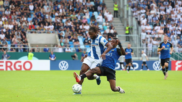 22.08.2026, xrekx, Fussball DFB Pokal 1.Runde, 1.FC Saarbruecken - Hertha BSC Berlin v.l. Deyovaisio Zeefuik (Hertha BSC) Abdenego Nankishi (1.FC Saarbruecken) Zweikampf, Aktion, action, battle for the ball (DFL DFB REGULATIONS PROHIBIT ANY USE OF PHOTOGRAPHS as IMAGE SEQUENCES and or QUASI-VIDEO) Saarbruecken