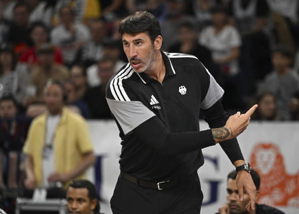 Germany v Croatia - Turkish Airlines Supercup 2026 HAMBURG, GERMANY - AUGUST 22: Germany s head coach Alex Mumbru gives tactics during the Turkish Airlines Basketball Supercup 2026 match between Germany and Croatia at Barclays Arena in Hamburg, Germany, on August 22, 2026. Halil Sagirkaya Anadolu Hamburg Germany. Editorial use only. Please get in touch for any other usage.  Copyright: x2026xAnadoluxHalilxSagirkayax