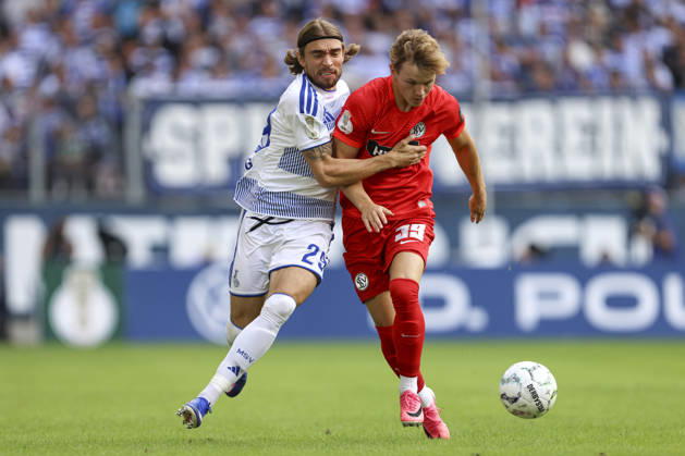 Joshua Bitter (MSV Duisburg) und Cole Campbell (SV 07 Elversberg) im Zweikampf waehrend des Spiels der 1. Runde des DFB-Pokal zwischen MSV Duisburg und SV 07 Elversberg, Schauinsland-Reisen-Arena am 22. August 2026 in Duisburg, Deutschland. (Foto von Oliver Kaelke DeFodi Images) +++ Joshua Bitter (MSV Duisburg) und Cole Campbell (SV 07 Elversberg) battle for the ball during the 1st round match of the DFB-Pokal between MSV Duisburg and SV 07 Elversberg at Schauinsland-Reisen-Arena on August 22, 2026 in Duisburg, Germany. (Photo by Oliver Kaelke DeFodi Images) DFB DFL REGULATIONS PROHIBIT ANY USE OF PHOTOGRAPHS AS IMAGE SEQUENCES AND OR QUASI-VIDEO. (Photo by Oliver Kaelke DeFodi Images) -
