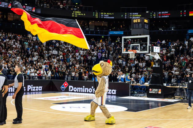 22.08.2026, GER, Turkish Airlines Supercup 2026, Hamburg, Finale, Deutschland-Kroatien DBB-Maskottchen Arnold mit der Deutschlandflagge Hamburg Barclays Arena Hamburg Deutschland