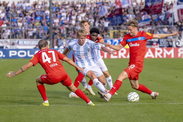 München, Deutschland 22. August 2026: DFB-Pokal - 2026 2027 - 1. Runde - TSV 1860 München gegen Holstein Kiel Im Bild: v. li. im Zweikampf John Tolkin (Kiel), Fabio Wagner (TSV), Faride Alidou (Kiel) und Jonas Therkelsen (Kiel) DFB DFL regulations prohibit any use of photographs as image sequences and or quasi-video Grünwalder Stadion Bayern Copyright: xFotostandx xSchäferx