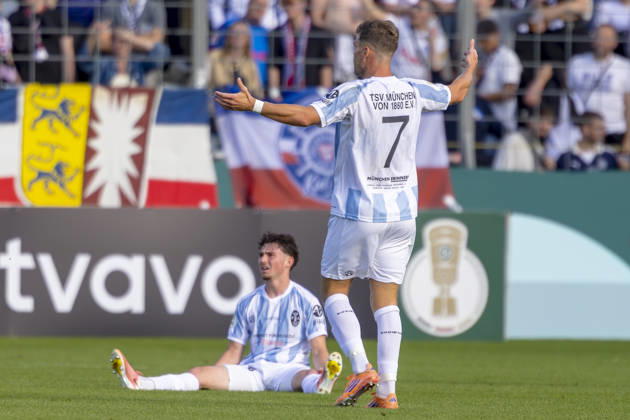 München, Deutschland 22. August 2026: DFB-Pokal - 2026 2027 - 1. Runde - TSV 1860 München gegen Holstein Kiel Im Bild: Florian Niederlechner (TSV) gestikuliert unzufrieden auf dem Spielfeld. DFB DFL regulations prohibit any use of photographs as image sequences and or quasi-video Grünwalder Stadion Bayern Copyright: xFotostandx xSchäferx