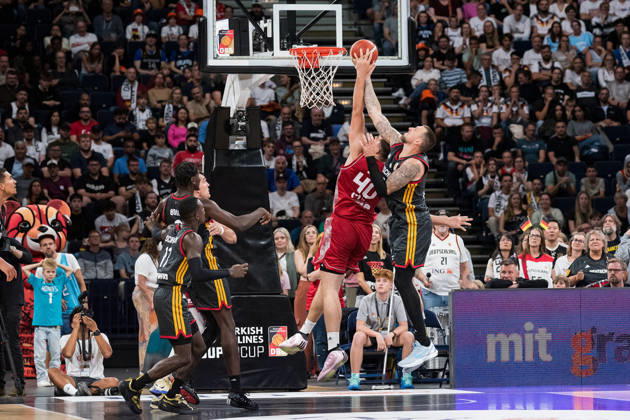 Basketball, Turkish Airlines Supercup 2026, Türkei - Kroatien, Barclays Arena (Hamburg), 22.08.2026, Finale Ivica Zubac ( 40, KROATIEN, Center, Indiana Pacers) und Daniel Theis ( 10, DEUTSCHLAND, Forward Center, Maccabi Tel Aviv) kämpfen um den Rebound