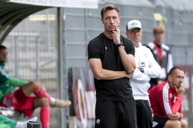 Kevin Stotz (Trainer, Cheftrainer, SVS), Einzelbild, Einzelfoto, Aktion, Action, nachdenklich, besorgt, pessimistisch, 22.08.2026, Sandhausen (Deutschland), Fussball, Regionalliga Südwest, SV Sandhausen - FC 08 Homburg