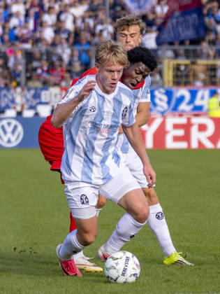 München, Deutschland 22. August 2026: DFB-Pokal - 2026 2027 - 1. Runde - TSV 1860 München gegen Holstein Kiel Im Bild: v. li. im Zweikampf Faride Alidou (Kiel) und Fabio Wagner (TSV) DFB DFL regulations prohibit any use of photographs as image sequences and or quasi-video Grünwalder Stadion Bayern Copyright: xFotostandx xSchäferx
