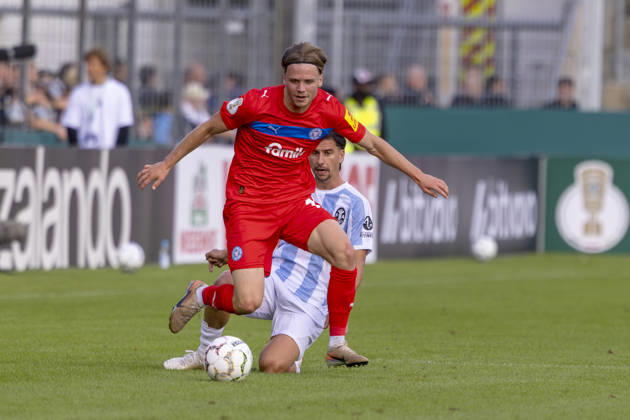 München, Deutschland 22. August 2026: DFB-Pokal - 2026 2027 - 1. Runde - TSV 1860 München gegen Holstein Kiel Im Bild: v. li. im Zweikampf Jonas Therkelsen (Kiel) und Tunay Deniz (TSV) DFB DFL regulations prohibit any use of photographs as image sequences and or quasi-video Grünwalder Stadion Bayern Copyright: xFotostandx xSchäferx