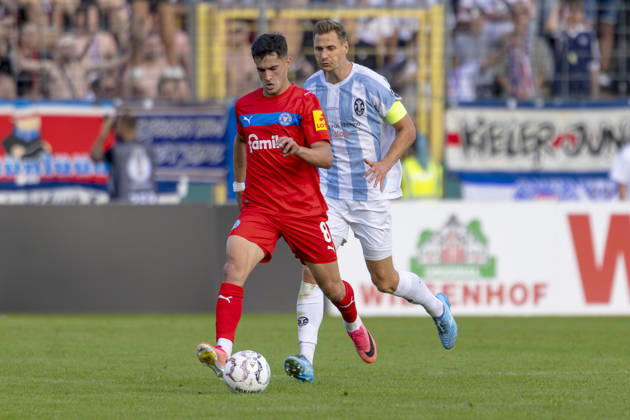 München, Deutschland 22. August 2026: DFB-Pokal - 2026 2027 - 1. Runde - TSV 1860 München gegen Holstein Kiel Im Bild: v. li. im Zweikampf Guillermo Balzi (Kiel) und Dennis Dressel (TSV) DFB DFL regulations prohibit any use of photographs as image sequences and or quasi-video Grünwalder Stadion Bayern Copyright: xFotostandx xSchäferx