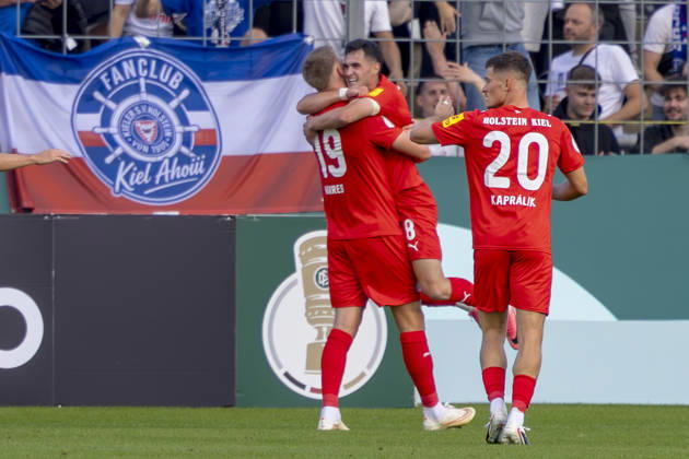 München, Deutschland 22. August 2026: DFB-Pokal - 2026 2027 - 1. Runde - TSV 1860 München gegen Holstein Kiel Im Bild: v.li. Torschütze Phil Harres (Kiel) jubelt nach seinem Tor zum 0:1 mit seinen Mannschaftskollegen, DFB DFL regulations prohibit any use of photographs as image sequences and or quasi-video Grünwalder Stadion Bayern Copyright: xFotostandx xSchäferx