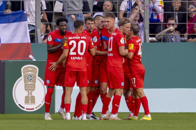 München, Deutschland 22. August 2026: DFB-Pokal - 2026 2027 - 1. Runde - TSV 1860 München gegen Holstein Kiel Im Bild: in der Traube Torschütze Phil Harres (Kiel) jubelt nach seinem Tor zum 0:1 mit seinen Mannschaftskollegen, DFB DFL regulations prohibit any use of photographs as image sequences and or quasi-video Grünwalder Stadion Bayern Copyright: xFotostandx xSchäferx