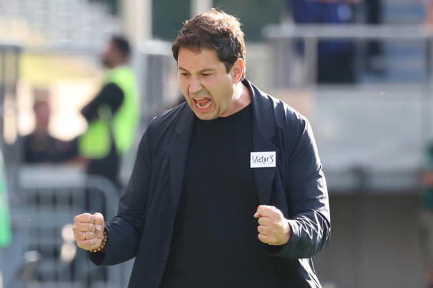 22.08.2026, xrekx, Fussball DFB Pokal 1.Runde, 1.FC Saarbruecken - Hertha BSC Berlin v.l. Argirios Giannikis Trainer (1.FC Saarbruecken) jubelt gibt Anweisungen, gestikuliert, mit den Armen gestikulieren gives instructions, gesticulate (DFL DFB REGULATIONS PROHIBIT ANY USE OF PHOTOGRAPHS as IMAGE SEQUENCES and or QUASI-VIDEO) Saarbruecken