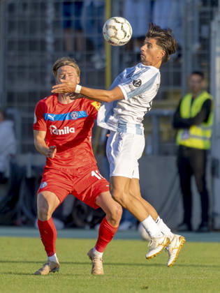 München, Deutschland 22. August 2026: DFB-Pokal - 2026 2027 - 1. Runde - TSV 1860 München gegen Holstein Kiel Im Bild: v. li. im Zweikampf Jonas Therkelsen (Kiel) und Tunay Deniz (TSV) DFB DFL regulations prohibit any use of photographs as image sequences and or quasi-video Grünwalder Stadion Bayern Copyright: xFotostandx xSchäferx