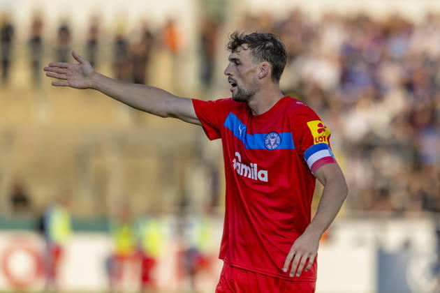 München, Deutschland 22. August 2026: DFB-Pokal - 2026 2027 - 1. Runde - TSV 1860 München gegen Holstein Kiel Im Bild: Jonas Meffert (Kiel) gestikuliert auf dem Spielfeld. DFB DFL regulations prohibit any use of photographs as image sequences and or quasi-video Grünwalder Stadion Bayern Copyright: xFotostandx xSchäferx