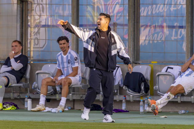 München, Deutschland 22. August 2026: DFB-Pokal - 2026 2027 - 1. Runde - TSV 1860 München gegen Holstein Kiel Im Bild: Trainer Alper Kayabunar (TSV) gestikuliert auf dem Spielfeld. DFB DFL regulations prohibit any use of photographs as image sequences and or quasi-video Grünwalder Stadion Bayern Copyright: xFotostandx xSchäferx