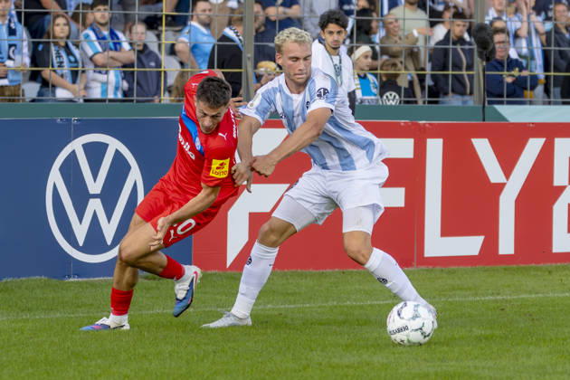 München, Deutschland 22. August 2026: DFB-Pokal - 2026 2027 - 1. Runde - TSV 1860 München gegen Holstein Kiel Im Bild: v. li. im Zweikampf Adrian Kapralik (Kiel) und Lasse Faßmann Fassmann (TSV) DFB DFL regulations prohibit any use of photographs as image sequences and or quasi-video Grünwalder Stadion Bayern Copyright: xFotostandx xSchäferx