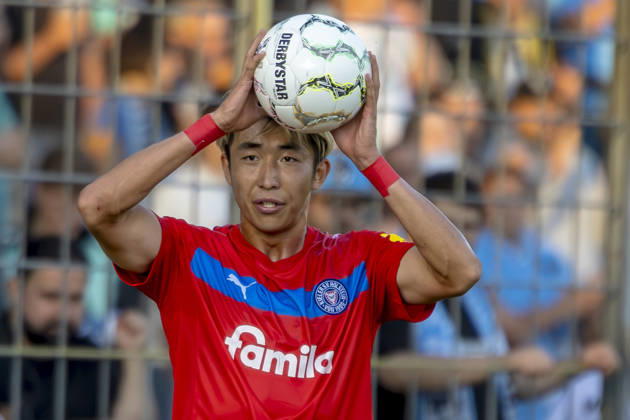 München, Deutschland 22. August 2026: DFB-Pokal - 2026 2027 - 1. Runde - TSV 1860 München gegen Holstein Kiel Im Bild: Hiroki Sekine (Kiel) beim Einwurf DFB DFL regulations prohibit any use of photographs as image sequences and or quasi-video Grünwalder Stadion Bayern Copyright: xFotostandx xSchäferx