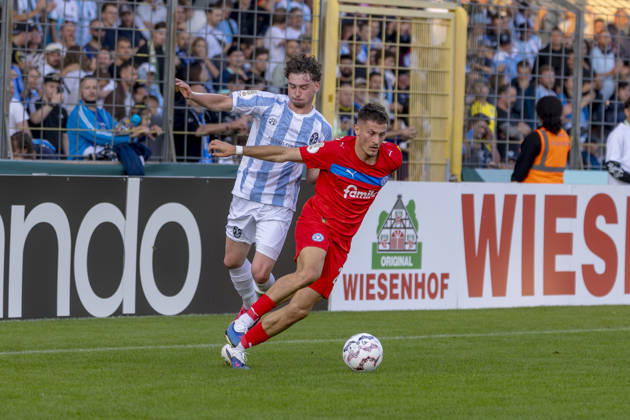 München, Deutschland 22. August 2026: DFB-Pokal - 2026 2027 - 1. Runde - TSV 1860 München gegen Holstein Kiel Im Bild: v. li. im Zweikampf Lance Fiedler (TSV) und Adrian Kapralik (Kiel) DFB DFL regulations prohibit any use of photographs as image sequences and or quasi-video Grünwalder Stadion Bayern Copyright: xFotostandx xSchäferx