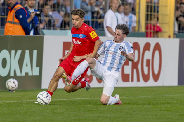 München, Deutschland 22. August 2026: DFB-Pokal - 2026 2027 - 1. Runde - TSV 1860 München gegen Holstein Kiel Im Bild: v. li. im Zweikampf Moritz Reimers (Kiel) und Lance Fiedler (TSV) DFB DFL regulations prohibit any use of photographs as image sequences and or quasi-video Grünwalder Stadion Bayern Copyright: xFotostandx xSchäferx