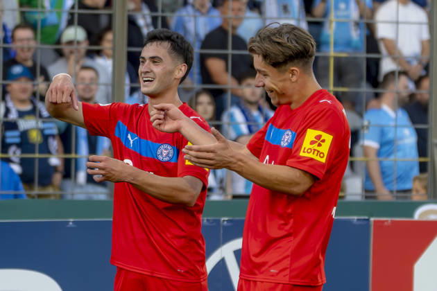 München, Deutschland 22. August 2026: DFB-Pokal - 2026 2027 - 1. Runde - TSV 1860 München gegen Holstein Kiel Im Bild: v.li. Torschütze Guillermo Balzi (Kiel) jubelt nach seinem Tor zum 0:2 mit Phil Harres (Kiel) provokant die die Westkurve zu den Löwen-Fans DFB DFL regulations prohibit any use of photographs as image sequences and or quasi-video Grünwalder Stadion Bayern Copyright: xFotostandx xSchäferx