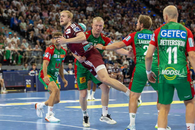 Tough duel between Magnus Saugstrup (SC Magdeburg, 23) and Matthes Langhoff (Füchse Berlin, 25), SC Magdeburg vs. Füchse Berlin, Handball, HBL, REXEL SUPER CUP, 2026, 22.08.2026 Munich SAP Garden Germany Copyright: xPFA BjörnxKeckerx