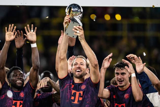 Harry Kane 9 (FC Bayern Muenchen) mit Pokal, Borussia Dortmund vs. FC Bayern Muenchen, Fussball, Franz Beckenbauer Supercup, 22.08.2026 DFB regulations prohibit any use of photographs as image sequences and or quasi-video Dortmund Nordrhein-Westfalen Deutschland