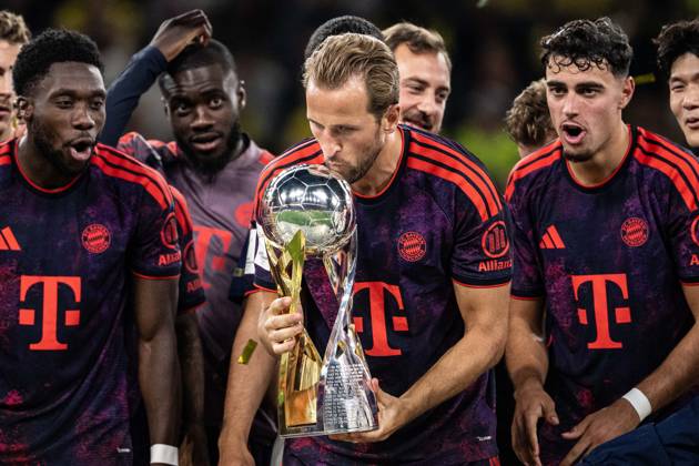 Harry Kane 9 (FC Bayern Muenchen) mit Pokal, Borussia Dortmund vs. FC Bayern Muenchen, Fussball, Franz Beckenbauer Supercup, 22.08.2026 DFB regulations prohibit any use of photographs as image sequences and or quasi-video Dortmund Nordrhein-Westfalen Deutschland