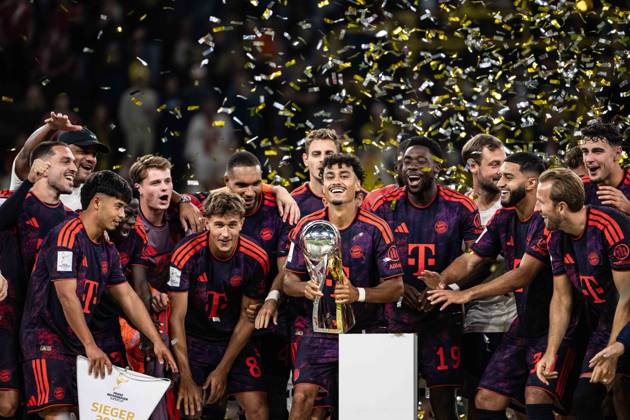 Nathaniel Brown 11 (FC Bayern Muenchen) mit Pokal, Borussia Dortmund vs. FC Bayern Muenchen, Fussball, Franz Beckenbauer Supercup, 22.08.2026 DFB regulations prohibit any use of photographs as image sequences and or quasi-video Dortmund Nordrhein-Westfalen Deutschland