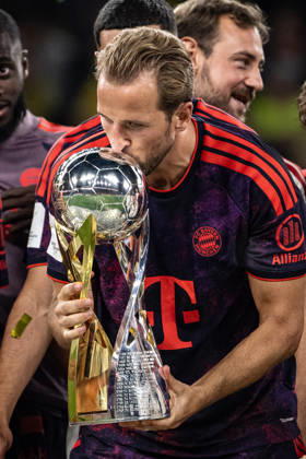 Harry Kane 9 (FC Bayern Muenchen) mit Pokal, Borussia Dortmund vs. FC Bayern Muenchen, Fussball, Franz Beckenbauer Supercup, 22.08.2026 DFB regulations prohibit any use of photographs as image sequences and or quasi-video Dortmund Nordrhein-Westfalen Deutschland