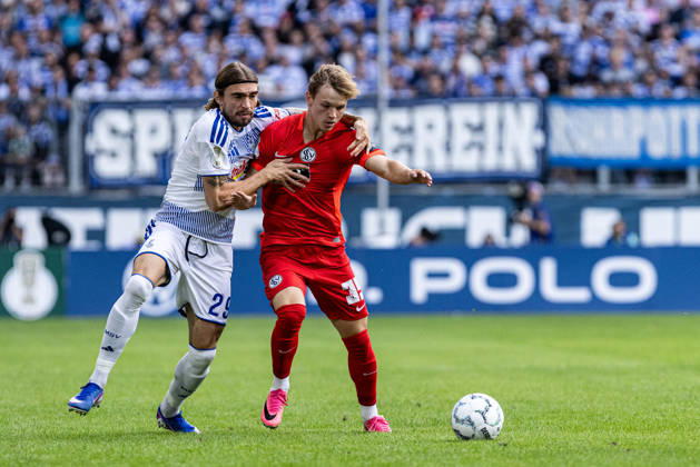 DFB-Pokal, 2026 2027, 1. Runde: MSV Duisburg - SV 07 Elversberg; 22.08.2026 Joshua Bitter (MSV Duisburg, 29), Cole Campbell (SV 07 Elversberg, 39) DFB-Pokal, 2026 2027, 1. Runde: MSV Duisburg - SV 07 Elversberg; Schauinsland-Reisen-Arena, Duisburg; 22.08.2026 DFB regulations prohibit any use of photographs as image sequences and or quasi video. Copyright: xBEAUTIFULxSPORTS Buriakovx