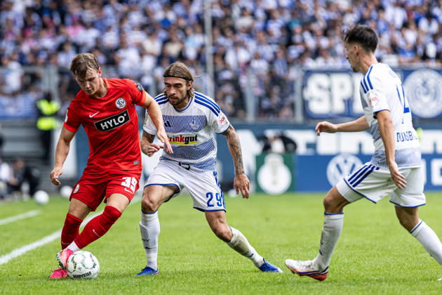 DFB-Pokal, 2026 2027, 1. Runde: MSV Duisburg - SV 07 Elversberg; 22.08.2026 Joshua Bitter (MSV Duisburg, 29), Cole Campbell (SV 07 Elversberg, 39) DFB-Pokal, 2026 2027, 1. Runde: MSV Duisburg - SV 07 Elversberg; Schauinsland-Reisen-Arena, Duisburg; 22.08.2026 DFB regulations prohibit any use of photographs as image sequences and or quasi video. Copyright: xBEAUTIFULxSPORTS Buriakovx