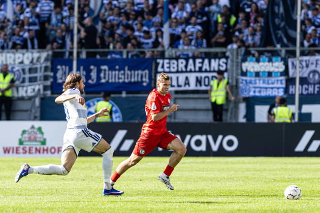 DFB-Pokal, 2026 2027, 1. Runde: MSV Duisburg - SV 07 Elversberg; 22.08.2026 Joshua Bitter (MSV Duisburg, 29), Lasse Günther (SV 07 Elversberg, 21) DFB-Pokal, 2026 2027, 1. Runde: MSV Duisburg - SV 07 Elversberg; Schauinsland-Reisen-Arena, Duisburg; 22.08.2026 DFB regulations prohibit any use of photographs as image sequences and or quasi video. Copyright: xBEAUTIFULxSPORTS Buriakovx
