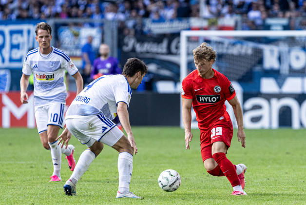 DFB-Pokal, 2026 2027, 1. Runde: MSV Duisburg - SV 07 Elversberg; 22.08.2026 Martin Ens (MSV Duisburg, 4), Cole Campbell (SV 07 Elversberg, 39) DFB-Pokal, 2026 2027, 1. Runde: MSV Duisburg - SV 07 Elversberg; Schauinsland-Reisen-Arena, Duisburg; 22.08.2026 DFB regulations prohibit any use of photographs as image sequences and or quasi video. Copyright: xBEAUTIFULxSPORTS Buriakovx