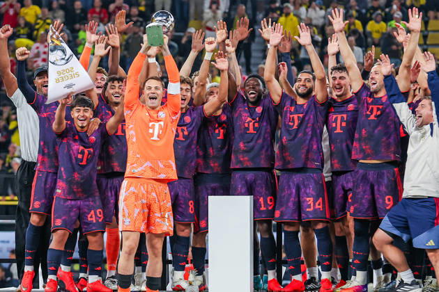 Franz Beckenbauer Supercup 2026 - Borussia Dortmund - FC Bayern München am 22.08.2026 im Signal Iduna Park in Dortmund Jubel und Freude beim Supercup Gewinner der Mannschaft des FC Bayern München, hier mit Maycon Normanha Cardozo (Muenchen 49), Torwart Manuel Neuer (Muenchen 1) , Alphonso Davies (Muenchen 19) , Ismael Saibari (Muenchen 34) , Harry Kane (Muenchen 9)