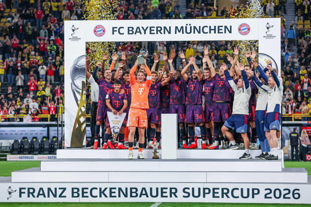 Franz Beckenbauer Supercup 2026 - Borussia Dortmund - FC Bayern München am 22.08.2026 im Signal Iduna Park in Dortmund Jubel und Freude beim Supercup Gewinner der Mannschaft des FC Bayern München, hier mit Maycon Normanha Cardozo (Muenchen 49), Torwart Manuel Neuer (Muenchen 1) , Alphonso Davies (Muenchen 19) , Ismael Saibari (Muenchen 34) , Harry Kane (Muenchen 9)