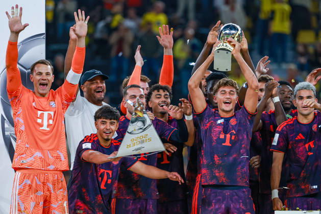 Franz Beckenbauer Supercup 2026 - Borussia Dortmund - FC Bayern München am 22.08.2026 im Signal Iduna Park in Dortmund Jubel und Freude beim Supercup Gewinner der Mannschaft des FC Bayern München, hier mit Torwart Manuel Neuer (Muenchen 1) , Trainer Vincent Kompany (Muenchen) , Maycon Normanha Cardozo (Muenchen 49) , Tom Bischof (Muenchen 8)