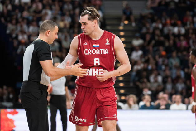 Basketball, Turkish Airlines Supercup 2026, Türkei - Kroatien, Barclays Arena (Hamburg), 22.08.2026, Finale Mario Hezonja ( 8, KROATIEN, Forward, Real Madrid) diskutiert kurz mit dem Schiedsrichter