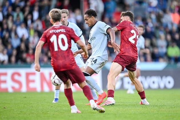 Lukas Stopel (SG Sonnenhof Grossaspach), Monju Momuluh (Arminia Bielefeld) und Luca Molinari (SG Sonnenhof Grossaspach) im Zweikampf waehrend des DFB-Pokal 1 Runde Spiels zwichen SG Sonnenhof Grossaspach v Arminia Bielefeld, Wir machen Druck Arena am 22. August 2026 in Grossaspach, Deutschland. (Foto von Harry Langer DeFodi Images) +++ Lukas Stopel (SG Sonnenhof Grossaspach), Monju Momuluh (Arminia Bielefeld) und Luca Molinari (SG Sonnenhof Grossaspach) battle for the ball during the DFB-Pokal 1 Runde match between SG Sonnenhof Grossaspach v Arminia Bielefeld at Wir machen Druck Arena on August 22, 2026 in Grossaspach, Germany. (Photo by Harry Langer DeFodi Images) (Photo by Harry Langer DeFodi Images) DFB DFL REGULATIONS PROHIBIT ANY USE OF PHOTOGRAPHS AS IMAGE SEQUENCES AND OR QUASI-VIDEO. -