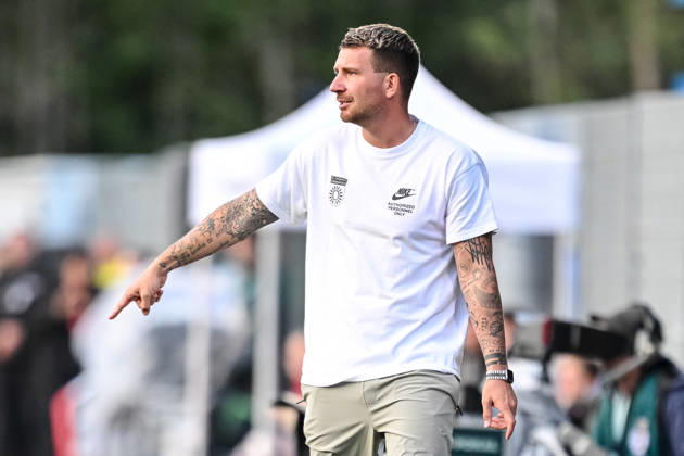 Trainer Pascal Reinhardt (SG Sonnenhof Grossaspach) gestikuliert, gestik waehrend des DFB-Pokal 1 Runde Spiels zwichen SG Sonnenhof Grossaspach v Arminia Bielefeld, Wir machen Druck Arena am 22. August 2026 in Grossaspach, Deutschland. (Foto von Harry Langer DeFodi Images) +++ Trainer Pascal Reinhardt (SG Sonnenhof Grossaspach) gestures during the DFB-Pokal 1 Runde match between SG Sonnenhof Grossaspach v Arminia Bielefeld at Wir machen Druck Arena on August 22, 2026 in Grossaspach, Germany. (Photo by Harry Langer DeFodi Images) (Photo by Harry Langer DeFodi Images) DFB DFL REGULATIONS PROHIBIT ANY USE OF PHOTOGRAPHS AS IMAGE SEQUENCES AND OR QUASI-VIDEO. -