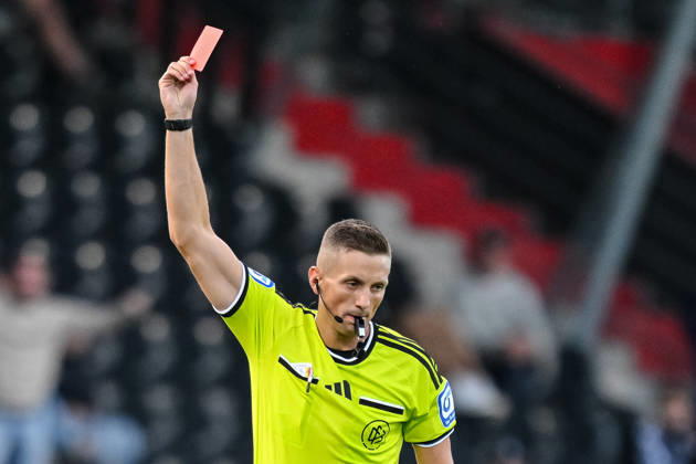 Schiedsrichter Felix Bickel zeigt die rote Karte waehrend des DFB-Pokal 1 Runde Spiels zwichen SG Sonnenhof Grossaspach v Arminia Bielefeld, Wir machen Druck Arena am 22. August 2026 in Grossaspach, Deutschland. (Foto von Harry Langer DeFodi Images) +++ Schiedsrichter Felix Bickel schows the red card during the DFB-Pokal 1 Runde match between SG Sonnenhof Grossaspach v Arminia Bielefeld at Wir machen Druck Arena on August 22, 2026 in Grossaspach, Germany. (Photo by Harry Langer DeFodi Images) (Photo by Harry Langer DeFodi Images) DFB DFL REGULATIONS PROHIBIT ANY USE OF PHOTOGRAPHS AS IMAGE SEQUENCES AND OR QUASI-VIDEO. -