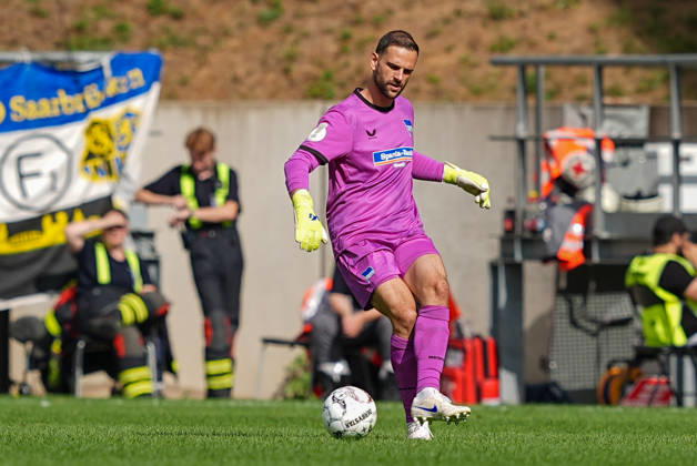 22.08.2026, xydrx, Fußball, DFB Pokal, 1. FC Saarbrücken - Hertha BSC, Saison 2026 2027, Ludwigsparkstadion: Marius Gersbeck (Hertha BSC, 35) DFB regulations prohibit any use of photographs as image sequences and or quasi-video. Copyright: HMBxMedia YannisxDreimann
