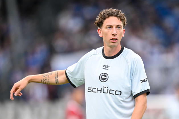 Jannik Rochelt (Arminia Bielefeld) gestikuliert, gestik waehrend des DFB-Pokal 1 Runde Spiels zwichen SG Sonnenhof Grossaspach v Arminia Bielefeld, Wir machen Druck Arena am 22. August 2026 in Grossaspach, Deutschland. (Foto von Harry Langer DeFodi Images) +++ Jannik Rochelt (Arminia Bielefeld) gestures during the DFB-Pokal 1 Runde match between SG Sonnenhof Grossaspach v Arminia Bielefeld at Wir machen Druck Arena on August 22, 2026 in Grossaspach, Germany. (Photo by Harry Langer DeFodi Images) (Photo by Harry Langer DeFodi Images) DFB DFL REGULATIONS PROHIBIT ANY USE OF PHOTOGRAPHS AS IMAGE SEQUENCES AND OR QUASI-VIDEO. -