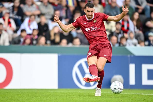Arbnor Nuraj (SG Sonnenhof Grossaspach) in Aktion, am Ball, Einzelaktion waehrend des DFB-Pokal 1 Runde Spiels zwichen SG Sonnenhof Grossaspach v Arminia Bielefeld, Wir machen Druck Arena am 22. August 2026 in Grossaspach, Deutschland. (Foto von Harry Langer DeFodi Images) +++ Arbnor Nuraj (SG Sonnenhof Grossaspach) controls the Ball during the DFB-Pokal 1 Runde match between SG Sonnenhof Grossaspach v Arminia Bielefeld at Wir machen Druck Arena on August 22, 2026 in Grossaspach, Germany. (Photo by Harry Langer DeFodi Images) (Photo by Harry Langer DeFodi Images) DFB DFL REGULATIONS PROHIBIT ANY USE OF PHOTOGRAPHS AS IMAGE SEQUENCES AND OR QUASI-VIDEO. -