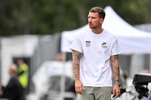 Trainer Pascal Reinhardt (SG Sonnenhof Grossaspach) Schaut waehrend des DFB-Pokal 1 Runde Spiels zwichen SG Sonnenhof Grossaspach v Arminia Bielefeld, Wir machen Druck Arena am 22. August 2026 in Grossaspach, Deutschland. (Foto von Harry Langer DeFodi Images) +++ Trainer Pascal Reinhardt (SG Sonnenhof Grossaspach) Looks on during the DFB-Pokal 1 Runde match between SG Sonnenhof Grossaspach v Arminia Bielefeld at Wir machen Druck Arena on August 22, 2026 in Grossaspach, Germany. (Photo by Harry Langer DeFodi Images) (Photo by Harry Langer DeFodi Images) DFB DFL REGULATIONS PROHIBIT ANY USE OF PHOTOGRAPHS AS IMAGE SEQUENCES AND OR QUASI-VIDEO. -