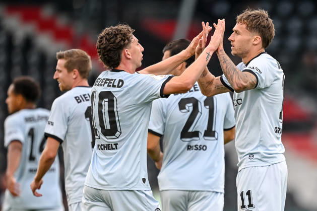 Jannik Rochelt (Arminia Bielefeld) und Joel Grodowski (Arminia Bielefeld) gestikuliert, gestik waehrend des DFB-Pokal 1 Runde Spiels zwichen SG Sonnenhof Grossaspach v Arminia Bielefeld, Wir machen Druck Arena am 22. August 2026 in Grossaspach, Deutschland. (Foto von Harry Langer DeFodi Images) +++ Jannik Rochelt (Arminia Bielefeld) und Joel Grodowski (Arminia Bielefeld) gestures during the DFB-Pokal 1 Runde match between SG Sonnenhof Grossaspach v Arminia Bielefeld at Wir machen Druck Arena on August 22, 2026 in Grossaspach, Germany. (Photo by Harry Langer DeFodi Images) (Photo by Harry Langer DeFodi Images) DFB DFL REGULATIONS PROHIBIT ANY USE OF PHOTOGRAPHS AS IMAGE SEQUENCES AND OR QUASI-VIDEO. -