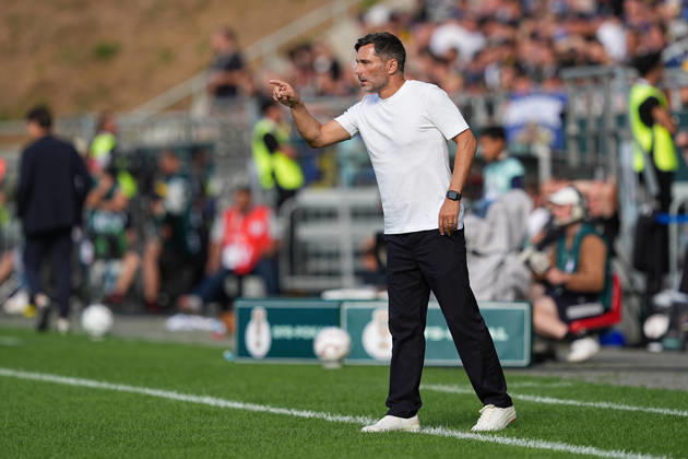 22.08.2026, xydrx, Fußball, DFB Pokal, 1. FC Saarbrücken - Hertha BSC, Saison 2026 2027, Ludwigsparkstadion: Stefan Leitl (Cheftrainer Hertha BSC) gibt gestikulierend Anweisungen DFB regulations prohibit any use of photographs as image sequences and or quasi-video. Copyright: HMBxMedia YannisxDreimann