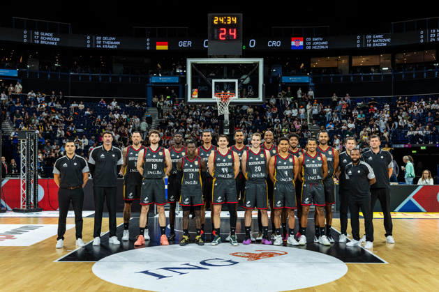 Basketball Hamburg 22.08.2026 Turkish Airlines Supercup 2026 Finale Deutschland (GER) - Kroatien (CRO) Team Deutschland Roberto Molina Romero (Deutschland, Assistenztrainer) Alex Mumbru (Deutschland, Bundestrainer) Daniel Theis (Deutschland, No.10) Kay Patrick Bruhnke (Deutschland, No.19) Isaac Bonga (Deutschland, No.00) Dennis Schröder Schroeder (Deutschland, No.17) Schröder Schroder Tristan Da Silva (Deutschland, No.05) David Krämer (Deutschland, No.44) Kraemer Kramer Oscar da Silva (Deutschland, No.01) Malte Delow (Deutschland, No.20) Louis Olinde (Deutschland, No.16) Maodo Lo (Deutschland, No.04) Kostja Mushidi (Deutschland, No.29) Nelson Weidemann (Deutschland, No.11) Johannes Thiemann (Deutschland, No.32) Alan Ibrahimagic (Deutschland, Assistenztrainer) Sebastian Trzcionka (Deutschland, Assistenztrainer)
