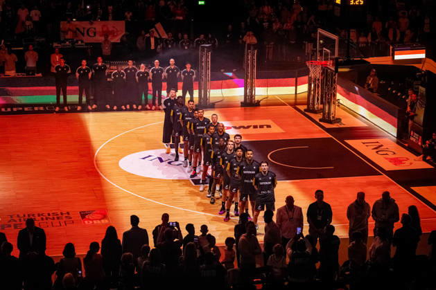 Basketball Hamburg 22.08.2026 Turkish Airlines Supercup 2026 Finale Deutschland (GER) - Kroatien (CRO) Nationalhymne Barclays Arena Hamburg Sportstätte David Krämer (Deutschland, No.44) Kraemer Kramer Johannes Thiemann (Deutschland, No.32) Kostja Mushidi (Deutschland, No.29) Malte Delow (Deutschland, No.20) Kay Patrick Bruhnke (Deutschland, No.19) Dennis Schröder Schroeder (Deutschland, No.17) Schröder Schroder Louis Olinde (Deutschland, No.16) Nelson Weidemann (Deutschland, No.11) Daniel Theis (Deutschland, No.10) Tristan Da Silva (Deutschland, No.05) Maodo Lo (Deutschland, No.04) Oscar da Silva (Deutschland, No.01) Isaac Bonga (Deutschland, No.00) Isaiah Hartenstein