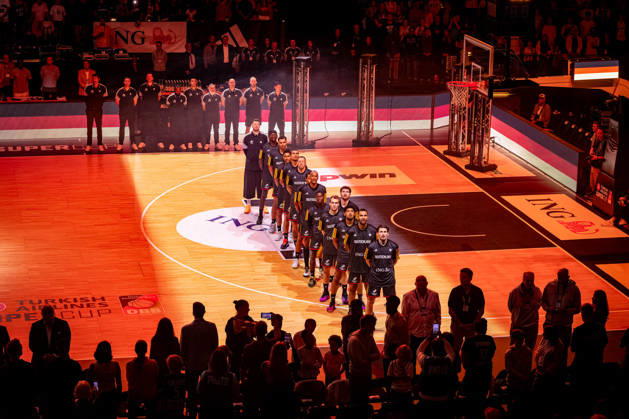 Basketball Hamburg 22.08.2026 Turkish Airlines Supercup 2026 Finale Deutschland (GER) - Kroatien (CRO) Nationalhymne Barclays Arena Hamburg Sportstätte David Krämer (Deutschland, No.44) Kraemer Kramer Johannes Thiemann (Deutschland, No.32) Kostja Mushidi (Deutschland, No.29) Malte Delow (Deutschland, No.20) Kay Patrick Bruhnke (Deutschland, No.19) Dennis Schröder Schroeder (Deutschland, No.17) Schröder Schroder Louis Olinde (Deutschland, No.16) Nelson Weidemann (Deutschland, No.11) Daniel Theis (Deutschland, No.10) Tristan Da Silva (Deutschland, No.05) Maodo Lo (Deutschland, No.04) Oscar da Silva (Deutschland, No.01) Isaac Bonga (Deutschland, No.00) Isaiah Hartenstein