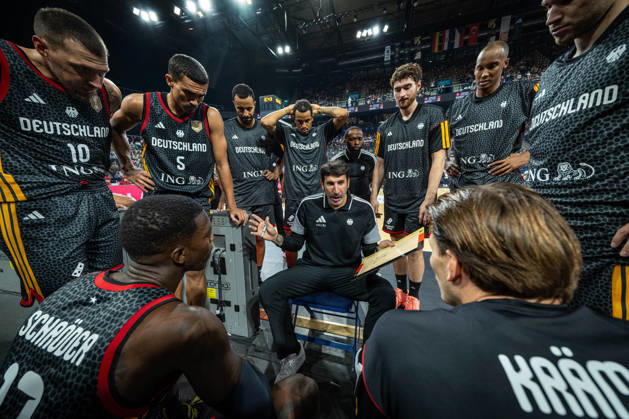 Basketball Hamburg 22.08.2026 Turkish Airlines Supercup 2026 Finale Deutschland (GER) - Kroatien (CRO) Auszeit Alex Mumbru (Deutschland, Bundestrainer)