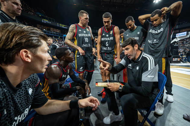 Basketball Hamburg 22.08.2026 Turkish Airlines Supercup 2026 Finale Deutschland (GER) - Kroatien (CRO) Auszeit Alex Mumbru (Deutschland, Bundestrainer) Dennis Schröder Schroeder (Deutschland, No.17) Schröder Schroder David Krämer (Deutschland, No.44) Kraemer Kramer